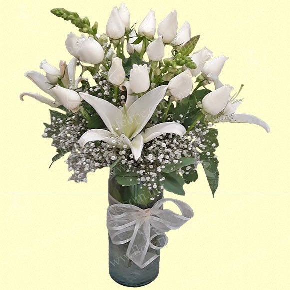 J109 - arrón Con 24 Rosas Blancas y Lilis